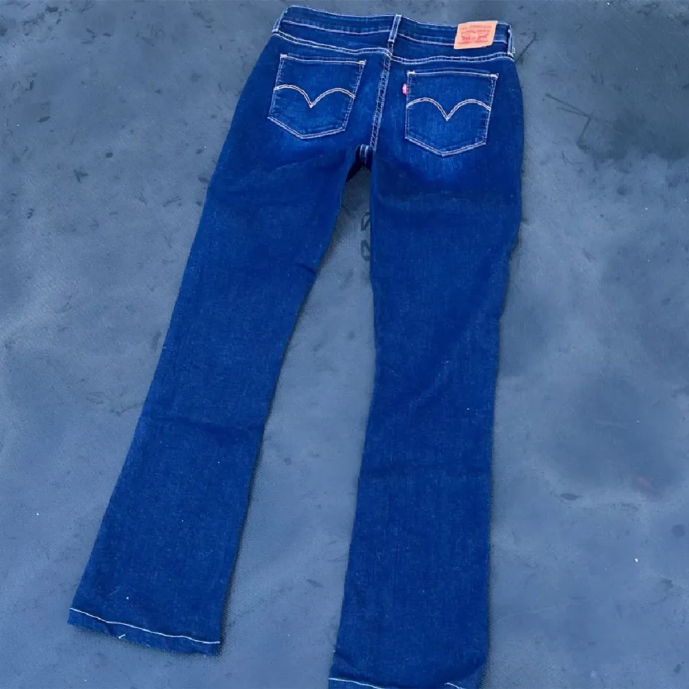 Levis bootcut jeans i storlek 30! lånad bild, inte samma jeans men liknande. Modellen heter 715 bootcut, dom är ungefär midwaist. Fint skick! Midjemått: 76 cm + stretch  || Innerbenslängd: ca 78 cm ⭐️. Jeans & Byxor.