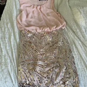 Säljer min rosa klänning pågrund av att den inte kommer till användning. Pris kan gå ner till 350 vid snabb affär. 