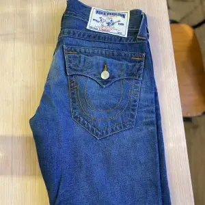 Ey par riktigt snygga true religion jeans i storlek 31 i midja och de är i gott skick, och pris kan diskuteras