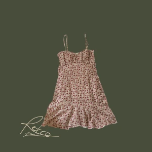 Sommarklänning  - Söt sommarklänning i bra skick! St 38💞 Skriv vid frågor och kicka gärna in mina andra annonser🙌