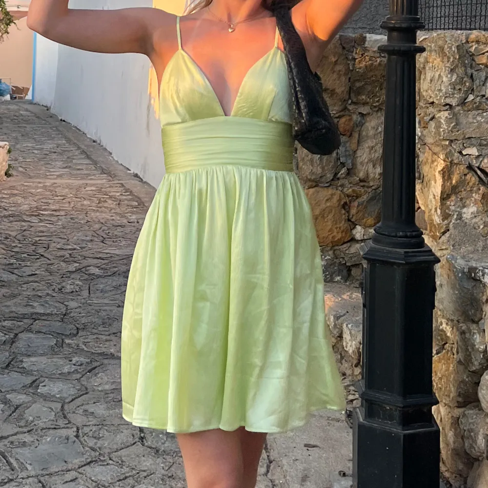 Super fin kort klänning perfekt till sommaren i en super fin ljusgrön färg! Dragkedjan är lite trasig men den funkar att dra upp och ned! . Klänningar.