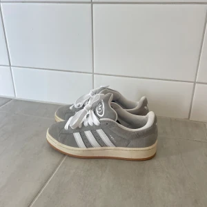 Adidas campus 00s - Använda fåtal gånger. Medföljer sula om så önskas för lite mer höjd i skorna! 