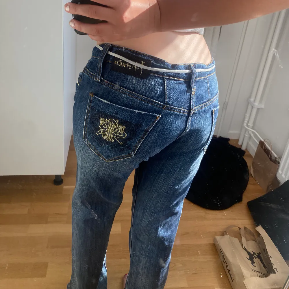 Snygga jeans med coola bakfickor. Jättebra skick, sitter bra på mig som vanligtvis har storlek S men de är lite för långa(jag e 161). Köpare står för frakt😘. Jeans & Byxor.