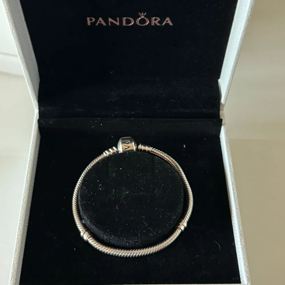 Pandora berlockarmband (endast armbandet), mätt från ände till ände så är det 16 cm 🤍. Accessoarer.