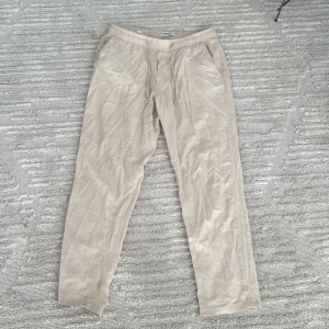 Beige Jack & Jones linnebyxor  - Beige linnebyxor frpn Jack & Jones. Bra skick, inte sönder någon stans. Använda en sommar. Storlek M