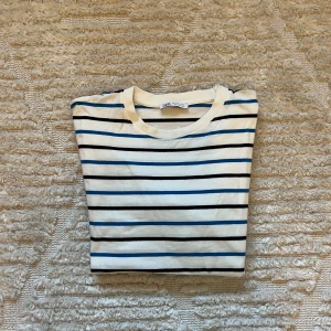 Zara T-shirt - Somrig och fin T-shirt. Använd varsam och få tecken på användning. 😊