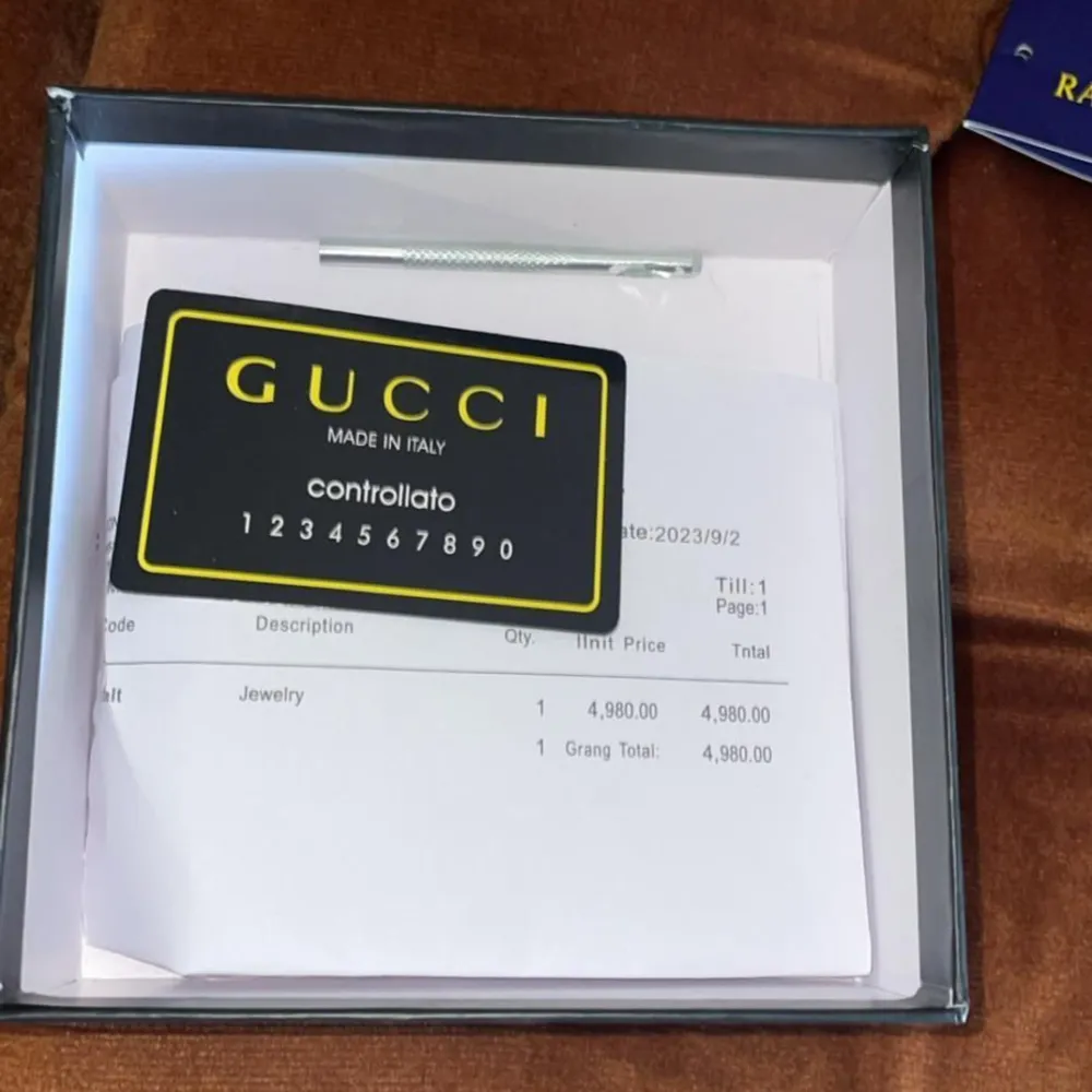 Tjena säljer ett Gucci bälte i nyskick använd max 4 gånger men den är fortfarande i nyskick inga deffekter eller liknande allt är perfekt me den för mer information eller frågor eller bilder det är bara skriva 🙌🏻Mvh Merch house  alla tillbehör kmr me🙌🏻. Accessoarer.