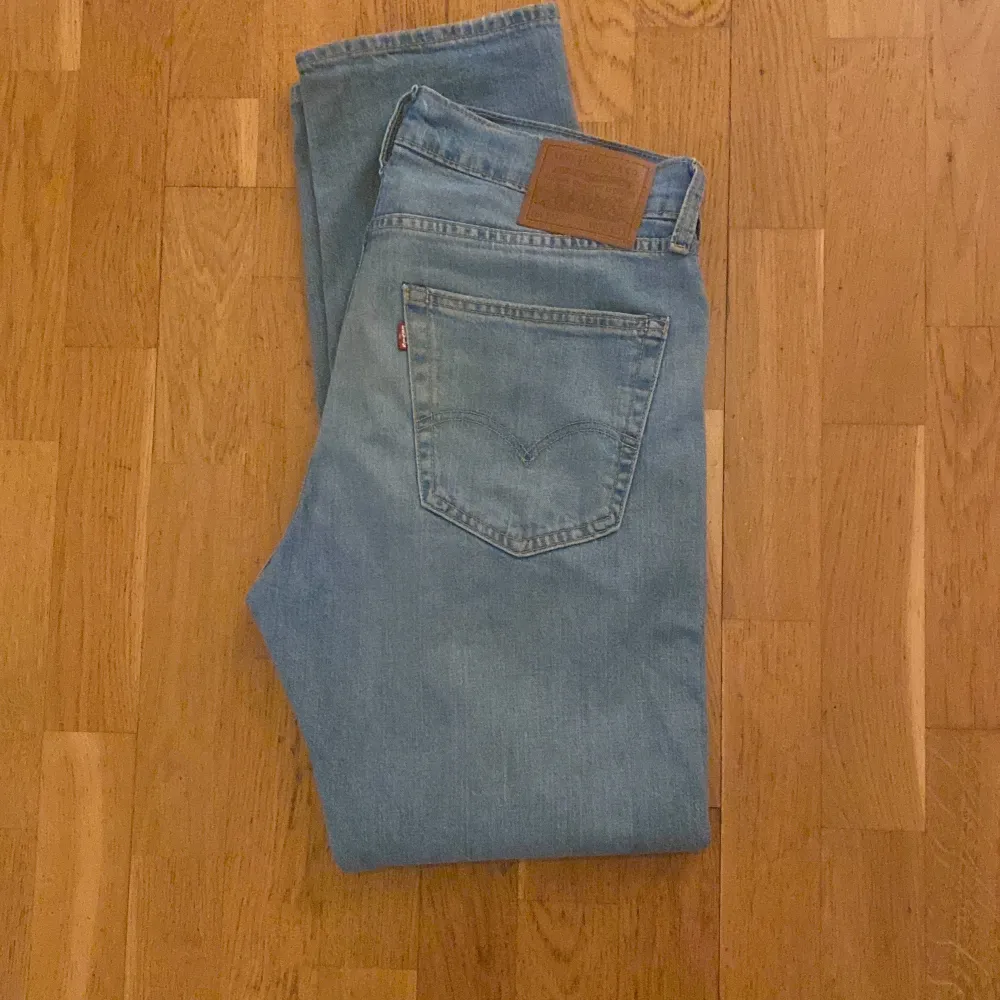 Levis jeans i modellen 501 och storleken 32/32, väldigt bra skick då jag bara haft dom ett par gånger. Jeans & Byxor.