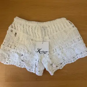 Aldrig använda (endast testade) väldigt fina shorts perfekt till sommaren. Köpta från en butik i Spanien. Inte genomskinliga. priset är ej justerbart på denna annons! 