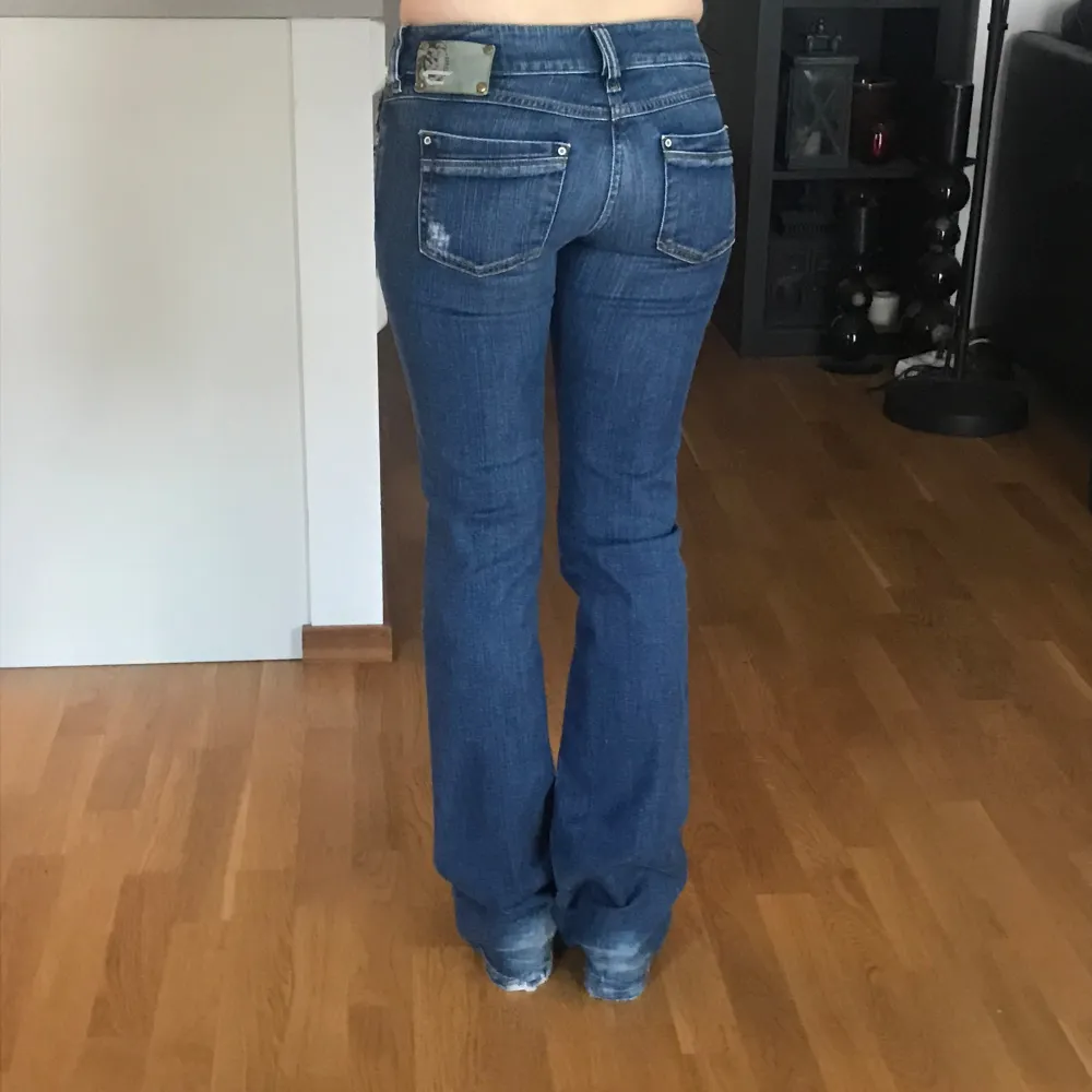 säljer exakt likadana Diesel jeans som Kate Middleton bär på bild 1 så snygga 😍slitna vid hälarna annars fint skick. Midja mätt rakt över 36, innerben 83 . Jeans & Byxor.