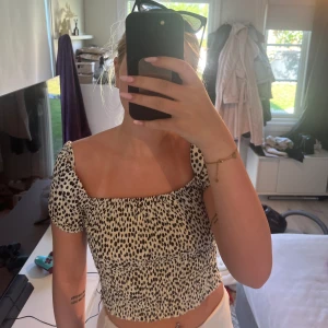 Topp - Jättefin topp ifrån chiquelle i storlek S!! Jättefint skick! Andnöd få få gånger!!