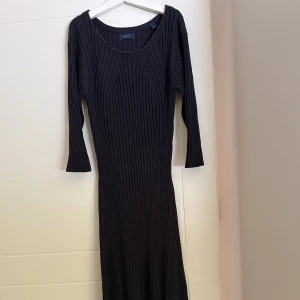 Mörkblå GANT klänning - Helt oanvänd Gant klänning som är färgen marinblå och finstickad till lite över knäna. Armarna är 3 kvarts. Nypris mellan 1200-1900kr