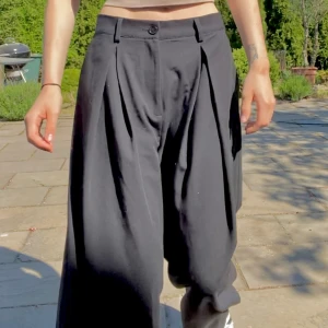 LOWRISE KOSTYMBYXOR  - lågmidjade kostymbyxor från junkyard, storlek S. väldigt vida!!