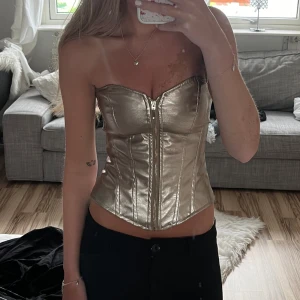 Festtopp - Guldig topp, perfekt till fest. Nyskick. Storlek s🩷