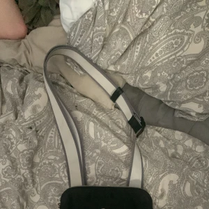 Hugo boss väska  - Den har två olika fack i väskan en liten fack och dragkedja och en stor ficka och det får plats med mycket saker i väskan går att pruta 