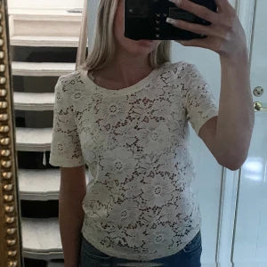 Other Stories topp - Säljer min spets-tshirt från other stories då den inte längre kommer till användning. Köpt för 560. Sparsamt använd. Skriv privat för flera bilder och info💕💕