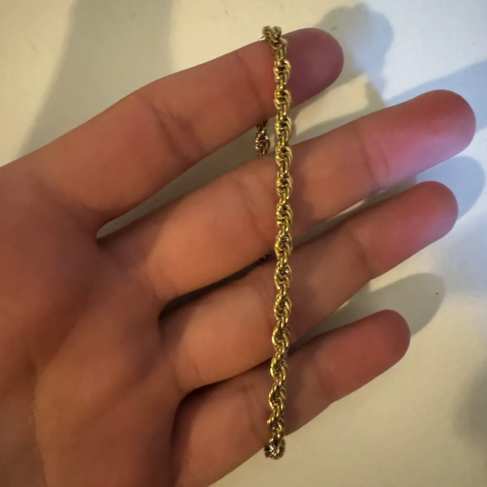 Säljer mitt guldiga cordellarmband i bra skick. Det är rostfritt stål och storleken är runt 19-20cm.. Accessoarer.