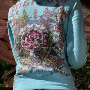 Edhardy - Edhardy hoodie i turkos/ljusblå jätte fin skick 9/10 jätte söt stenarna sitter kvar fåtal som trillat av men ingenting som syns inga slitningar eller skador annars 