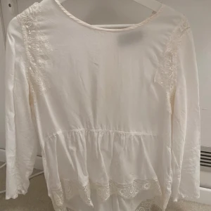 Blus - Vit trekvartsärmad blus från Ester Eleonora 💕 bra skick och använd max 2 gånger! Köpt här på plick
