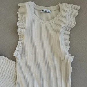 Krämvit tight klänning  - Lång krämvit klänning som aldrig använts. Väldigt fint skick. Är slut i sortimentet på Zara.