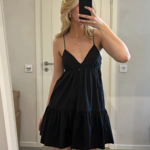 Svart zaraklänning  - Jättsnygg utsåld klänning från zara i storlek S. Har knappt använt och har inga defekter. 💗