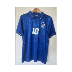 Italiensk Jersey V-M 1994  - Italiensk fotboll hemmatröja V-M 1994 med Icone Roberto Baggio på rygg 