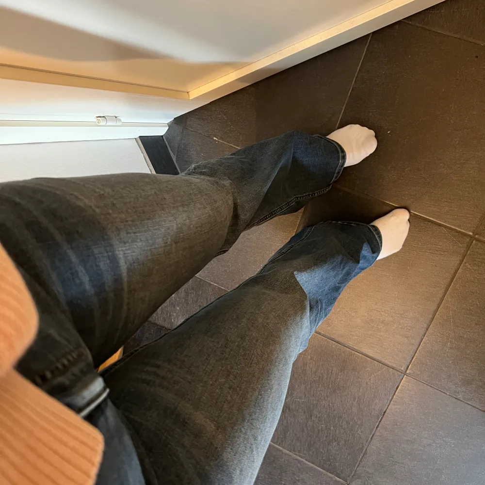 Säljer mina jeans i modellen FLAME från weekday💕 Det är midwaist i strl 28/32. Använda ett fåtal gånger men i väldigt bra skick! Jag är 167 cm. . Jeans & Byxor.