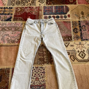 Hope Rush jeans - Ljusgråa Hope jeans i modellen Rush.  Jeansen är i storlek 36 och i bra skick!