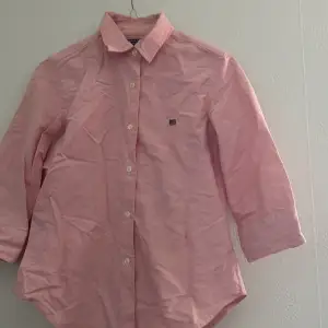 En fin skjorta från Ralph L köpte 899kr säljer 150kr har använt få gånger 