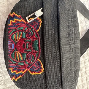 Kenzo Väska! Limited  - Bra väska till alla årstider! Perfekt för telefonen, airpods, glasögon, kort och andra små saker. Finns 3 fickor. Två på främre sidan och en bakom. Limited edition så den säljs inte mer! Pris kan diskuteras