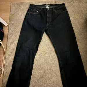 Säljer mina Hope jeans då dem är för små, storlek 32. Finns dock ett hål i vänster ficka, men går enkelt att sy ihop 