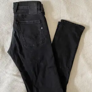 Snygga Replay jeans i skinny passform, väldigt gott skick