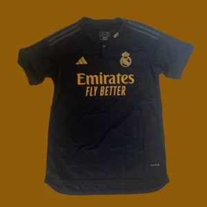 Real Madrid tredjeställ 2023-2024 - Helt ny inget namn vid ryggen