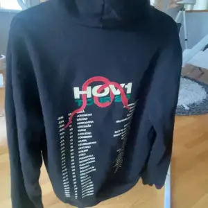 Supersnygg hov1 hoodie som tyvärr inte kommer till andvänding, köptes för 600kr och har aldrig andhämtning den💘