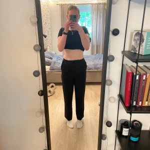 Kostymbyxor  - Jätte fina kostymbyxor från h&m, använda ett fåtal gånger och i nyskick. Säljer dom då dom tyvärr är lite för små på mig, jag är 177 cm och innerbenslängden på byxorna är 80 cm