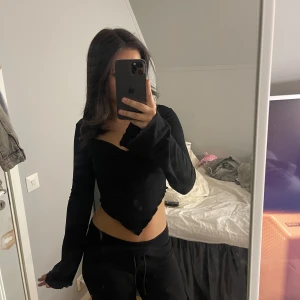 svart spets topp - söt långärmad topp med spets dekorationer.