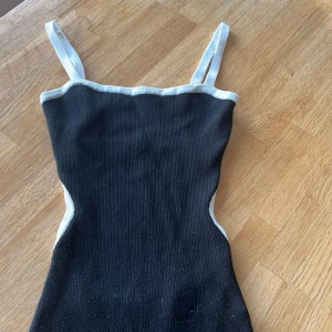 Klänning  - Snygg sommarklänning I bomull. Stretchig och mjuk med fin passform. Öppen i ryggen och anpassningsbara axelband. 