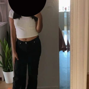 En tröja  - En off shoulder tröja från Gina även i xs 