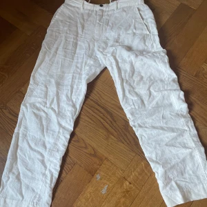 Vita linnebyxor 100% linne - Ett par linne byxor i 100% linne de är alltså väldigt luftiga och sköna att ha på alla sommardagar. De är i bra skick och använda ett par gånger.