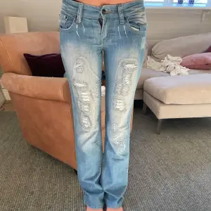 Super snygga lågmidjade jeans med as snygga detaljer/revor. Midjemåttet 36cm och benlängden ca 103 cm. Passar mig som är 172cm perfekt men även kortare. Pris kan diskuteras vid snabb affär❤️