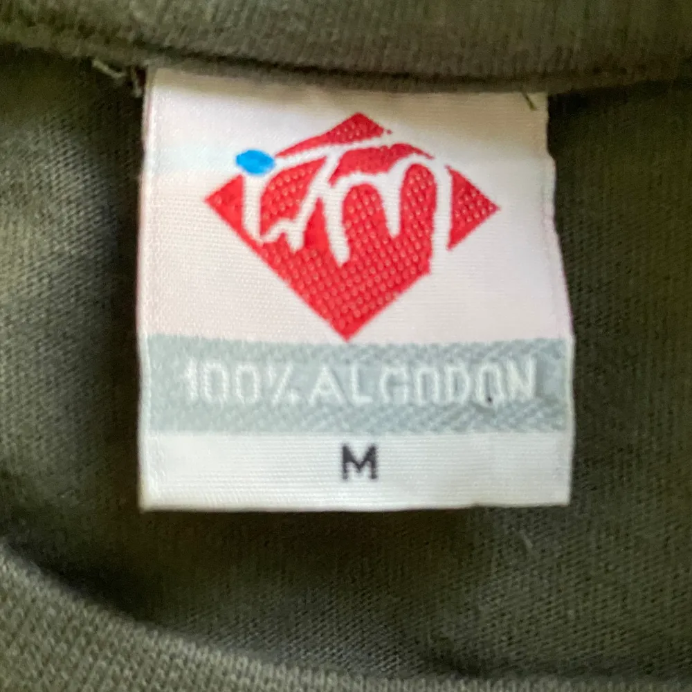 Lacoste t-shirt i bra skick. Storlek M fast sitter som S/M. Sköt material för soligt och varmt väder. T-shirts.
