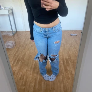 Lågmidjade jeans - Jättefina lågmidjade jeans med hål i, kolla gärna in mina andra annonser 🥰