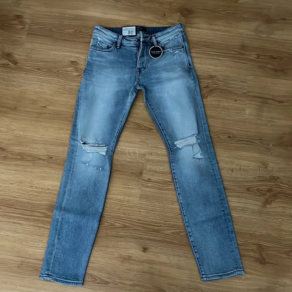 Säljer dessa helt nya Neuw jeans i storlek 30-32 i modellen Iggy, helt nya med alla taggar och lappar kvar. Köpte för 1300 men säljer för endast 299. Kom pm vid frågor eller fler bilder på jeansen . Jeans & Byxor.