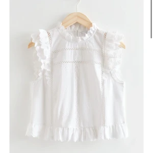 & Other Stories topp - Jättefin sommar topp ifrån other stories! Den var tyvärr för liten och har därav inte används🌸Nypris 590kr