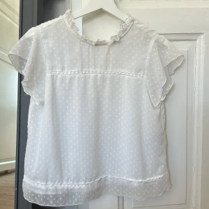 Vit blus - Super fin sommarblus ifrån only i st XS.