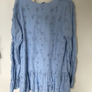 Sommarklänning  - En superfin klänning från nakd, helt ny med prislapp kvar, stl 34🥰