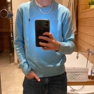 Polo Ralph lauren tröja - Riktigt snygg Ralph lauren tröja i bra skick. Ett litet hål som man ser på bilden men inget som märks av. Nu pris 1300kr mitt pris 399kr. Väldigt billigt passar om man är runt 163. Hör av er vid frågor😃