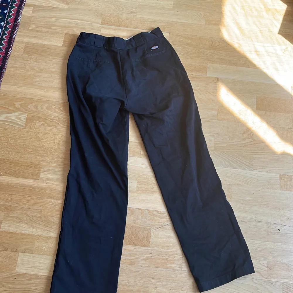 Säljer nu dessa otroligt snygga och sköna dickies byxorna då jag vuxit ur de! Kan skickas i hela landet men även hämtas i Stockholm om så önskas. Jeans & Byxor.