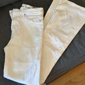 Vit bootcut - Superfina, används ej. Storlek M  