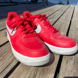 Röda Nike AF-1 - Röda Air Force Nike 1 i stl 45,5. Använda men i fint skick. Pris kan diskuteras!
